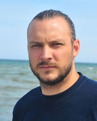 Fredrik Myhre, Seniorrådgiver fiskeri og havmiljø i wwf, mener strandrydding er et av de beste tiltakene mot plastforurensning i havet. Foto: WWF Verdens naturfond