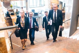 Deloittes Thorvald Nyquist og styreleder Stig L. Bech på vei inn til pressemøtet der granskingsrapporten om Boligbyggs eiendomstransaksjoner presenteres i Oslo tirsdag. Foto: Håkon Mosvold Larsen / NTB scanpix