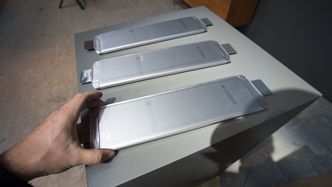Batteriet er bygget opp av moduler som består av flere slike litiumionceller. Foto:  Marius Valle
