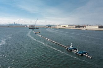 Det første systemet flyter i sjøen utenfor verftet i Alameda. Foto:  Ocean Cleanup