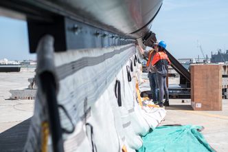 Her installeres skjermen som brukes til å samle opp plasten. Foto:  Ocean Cleanup