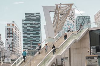 Barcode og Schweigaardsgate skilles av jernbanesporene på Oslo S. Begge de to områdene var tidligere godsområder for jernbanen, men er nå utviklet til en moderne bydel. Foto: Terje Borud