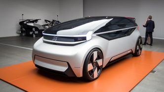 Bilen er utstyrt med en LED-stripe hele veien rundt. Derav navnet 360c. Foto: Marius Valle