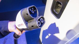 Ionity-laderne bruker vanlige CCS-kontakter. Samme kontakt brukes på både 150- og 50 kW-ladere. Foto: Marius Valle