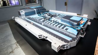 Batteripakken til Mercedes EQC. Foto: Marius Valle