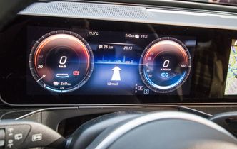 Instrumentpanelet i EQC er en skjerm. Foto: Marius Valle