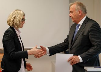 Riksadvokat Tor Aksel Busch mottar Granskingsrapporten om Økokrims håndtering av Transocean-saken av evalueringsutvalgets leder, sorenskriver Liv Synnøve Taraldsrud. Foto: Ole Berg-Rusten/NTB Scanpix
