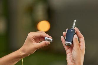 Personlig nøkkel: HP har inngått et strategisk samarbeid om metallprint-teknologien med VW. Her viser de hvordan konden ekan få bilnøkler ferdig personalisert med navn.