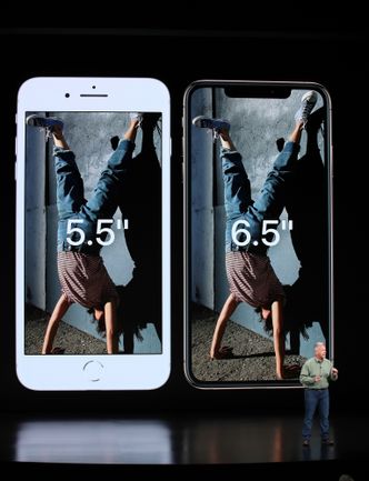 iPhone XS Max (til høyre) ved siden av iPhone 8 Plus. Foto: Justin Sullivan/Getty Images/AFP