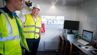 Svein Gunnar Mæland og de ansatte er spente før den offisielle åpningen av anlegget på Geitryggen. Foto:  Eirik Helland Urke