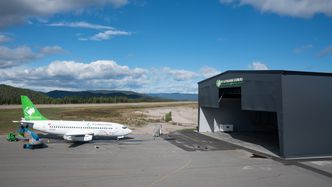 MSG Production har anskaffet sitt eget flydyktige Boing 737-200, som nå testes i vaskehallen. Foto:  Eirik Helland Urke