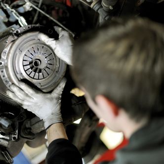 Mekanikerlærling skifter clutch på en bil. Illustrasjonsfoto: Frank May / NTB scanpix