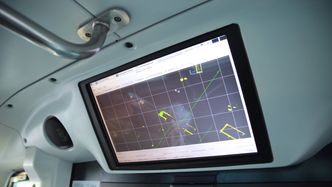 Skjermen inni bussen viser satelittbildet av den ruten bussen skal gå, slik at operatøren kan følge med. Foto: Ina Steen Andersen