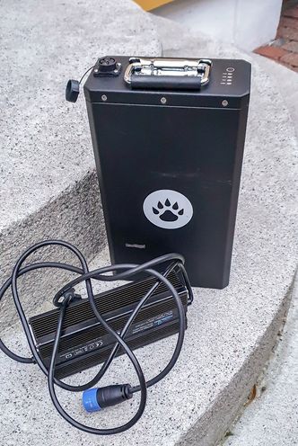 Batteri og lader: Batterier på 1,2 kWh er en svær sak. Det er plass til to slike under setet, men da mister den portable laderen plassen og mopeden må lades med den innebygde. Foto: Odd. R. Valmot