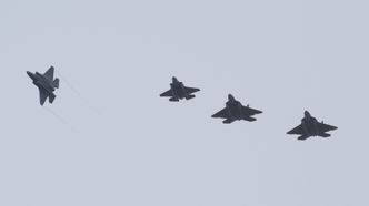 F-22A Raptor besøkte Norge første gang i august. De to flyene ble eskortert av to F-35 fra 332. skvadron (t.v). Foto: Kapt Helge Hopen / Forsvaret