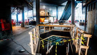 Ikke helt ferdig trapp ned til byggets kjeller med kinosal og flerbrukssal. Foto:  Eirik Helland Urke