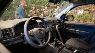 Det er lite som skiller de nye feltvognene fra en sivil VW Amarok. De er nok heller mer nøkternt utstyrt enn mange av dem som kjører på norske veier i dag. Foto: Eirik Helland Urke