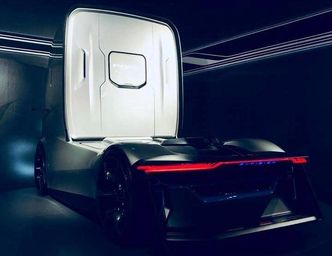 Trekkvognen bakfra. Foto:  Ford Otosan