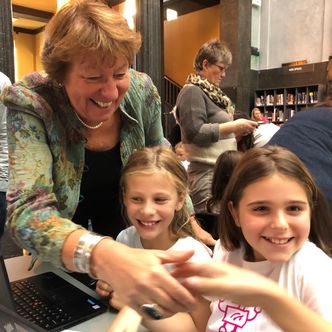 Ordfører i Oslo, Marianne Borgen, hilser på Ella Thoresen Wangen, Ella Sørlie og andre jenter fra Vigernes skole i Lillestrøm. Foto: Kjersti Flugstad Eriksen