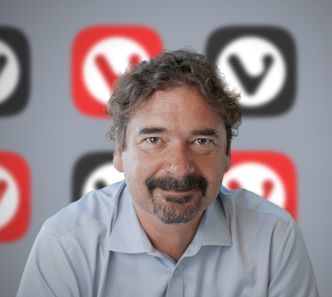 Vivaldi-sjef Jon von Tetzchner forteller at det har vært mye jobb å få Vivaldi 2.0 klar til lansering. Foto: Vivaldi