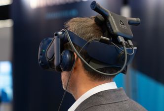 HTC Vive kan nå koble seg på en trådløs sender, som gjør at man ikke trenger ledning til datamaskinen. Foto: Eirik Helland Urke
