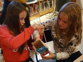 Serine og Alida lager egenprogrammert robot av melkekartong. Foto: Privat
