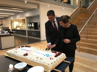 Kontrakten innebærer bygging og påfølgende operatøransvar 20 år fram i tid. Juan Amaury Gil Gandia i Acciona og Ingrid Dahl Hovland i Nye Veier skjærer opp festkaken. Foto:  Martin Gramnæs