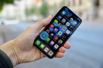 iPhone XS koster fra 11.490 kroner, og hele 15.590 kroner for modellen med mest lagringsplass. Men det er antagelig ikke bare den høye prisen som er årsaken til det sviktende salget. Foto: Kurt Lekanger, Digi.no
