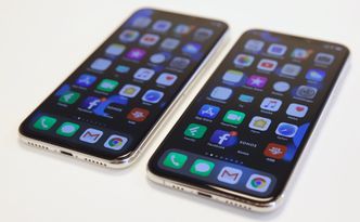 Du skal ha et godt blikk for å se forskjell på iPhone XS (til høyre) og X (hint: se på kanten i bunnen av telefonen). Foto: Kurt Lekanger, Digi.no