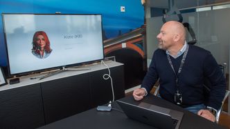 Freddy Aursø viser fram Lighthouse8 sin mest effektive medarbeider, Kate - eller K8. Foto:  Havard Zeiner