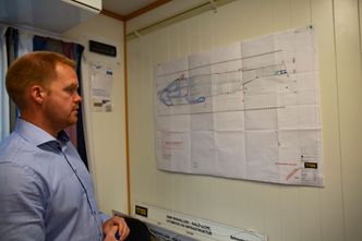 Erlend Nicolaisen fra Betonmasthæhre Romerike leder prosjektet for Snø, det nye innendørs skianlegget som i disse dager reises på Lørenskog utenfor Oslo. Foto: Tuva Strøm Johannessen
