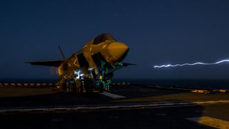 Her lastes det våpen om bord på et F-35B på dekket på USS Essex (LHD 2). Foto: Lance Cpl. A. J. Van Fredenberg