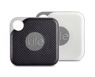 Sort eller hvit: Tile-brikkene kommer i to farger Foto: Julie Bullock / i4color