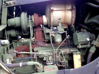 Korrosjon i motoren på et beltegående kjøretøy som står lagret hos US Army i Italia. Foto:  DoD IOG