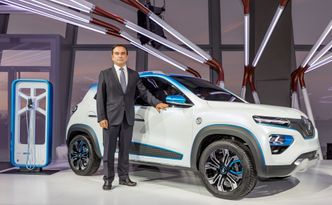 Renault-sjef Carlos Ghosn viser frem K-ZE på et arrangement i forkant av messa. Foto: Groupe Renault
