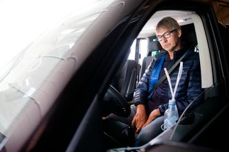 Per Waatland har fått spesialbygget bil med en lang rekke spesialfunksjoner som gjør det mulig å kjøre den uten å bruke hendene. Foto: Sverre Chr. Jarild