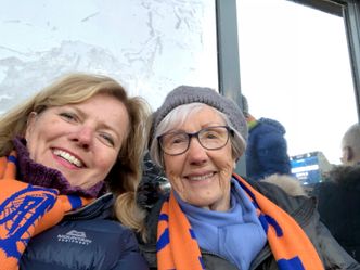 Ålesund er klubben i Kirsti Slotsviks hjerte. Her er hun på kamp med svigermor Ninni på hennes 87-årsdag. Foto: Privat foto