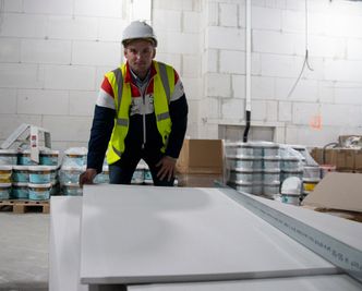 Simen Lindgren i Gyproc viser frem gipsplatene. Foto: Delta V