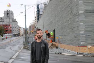 Bjørn Thomas Braarvig og Noveta har vært med og montert gipsplatene i det nye Nasjonalmuseet. Foto: Delta V