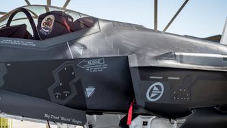 Maskinkanonkulen synes godt rett over venstre luftinntak på F-35A. Foto:  NTB Scanpix