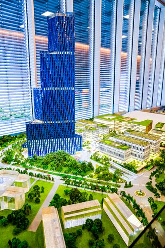En modell av den 200m høye bygningen til Kjell Inge Røkke som skal en gang skal huse World Ocean Headquarters (WOH), et verdensledende havsenter, på Fornebu. Foto: Junge, Heiko