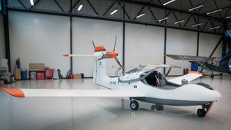 Equator P2 Xcursion i hangaren på Eggemoen. Ti poeng til den som spotter hvilket sjeldent STOL-fly som står parkert i bakgrunnen. Foto: Eirik Helland Urke