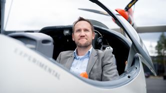 Det begynner å bli lenge siden «rekkeviddeangst» ble et kjent begrep i elbillandet Norge. Da Tomas Brødreskift designet flyet, led av det han kaller «komposittangst». Det vil si at han ikke har stolt helt på materialenes integritet og har lagt på litt her og der. Foto: Eirik Helland Urke
