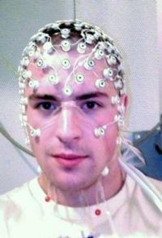 En EEG-måling bruker mange ytre elektroder og varer gjerne i 20-30-minutter. Foto: Thuglas/Wikipedia