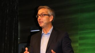 CEO for Atea Norge, Michael Jacobs, mener at tiden er inne for å legge ned sensorer i vegbanen når nye veger blir bygget. Foto: Thor Søndenaa