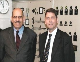 I 2006 var Kjell Bendiksen (t.h.) vert for generaldirektøren i det internasjonale atomenergibyrået, El Baradai, i kontrollrommet inne i JEEP II-reaktoren.