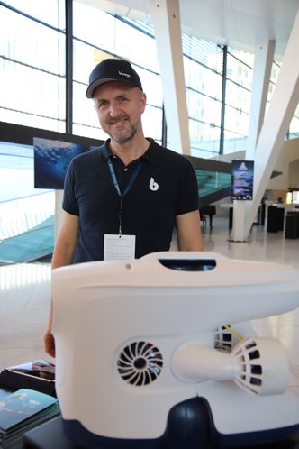 Erik Dyrkoren i Blueye Robotics med en Pioneer-drone. Masseproduksjonen begynte i oktober 2018. Foto:  Tore Stensvold