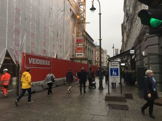 Byggearbeider beslaglegger halve gågaten i kvartalet før sensorene i Kongens gate. Foto: Kristoffer Egeberg/Faktisk.no