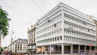 Midt i smørøyet: Du får ikke noe bedre plassert lokasjon enn dette. Utenfor yrer livet, men inne i bygningen er det rom for stillhet og konsentrasjon. Foto: Gaute G Dahle