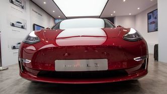 Tesla Model 3 utstilt på bilmessen i Paris. Foto: Marius Valle